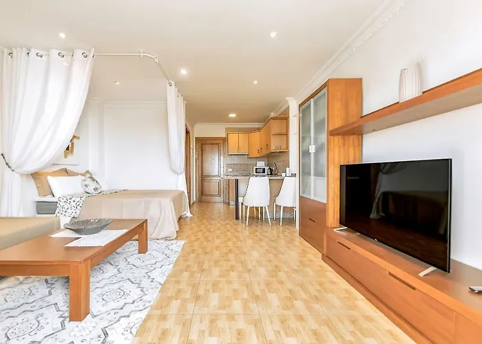 On The Ocean Coast Daire *